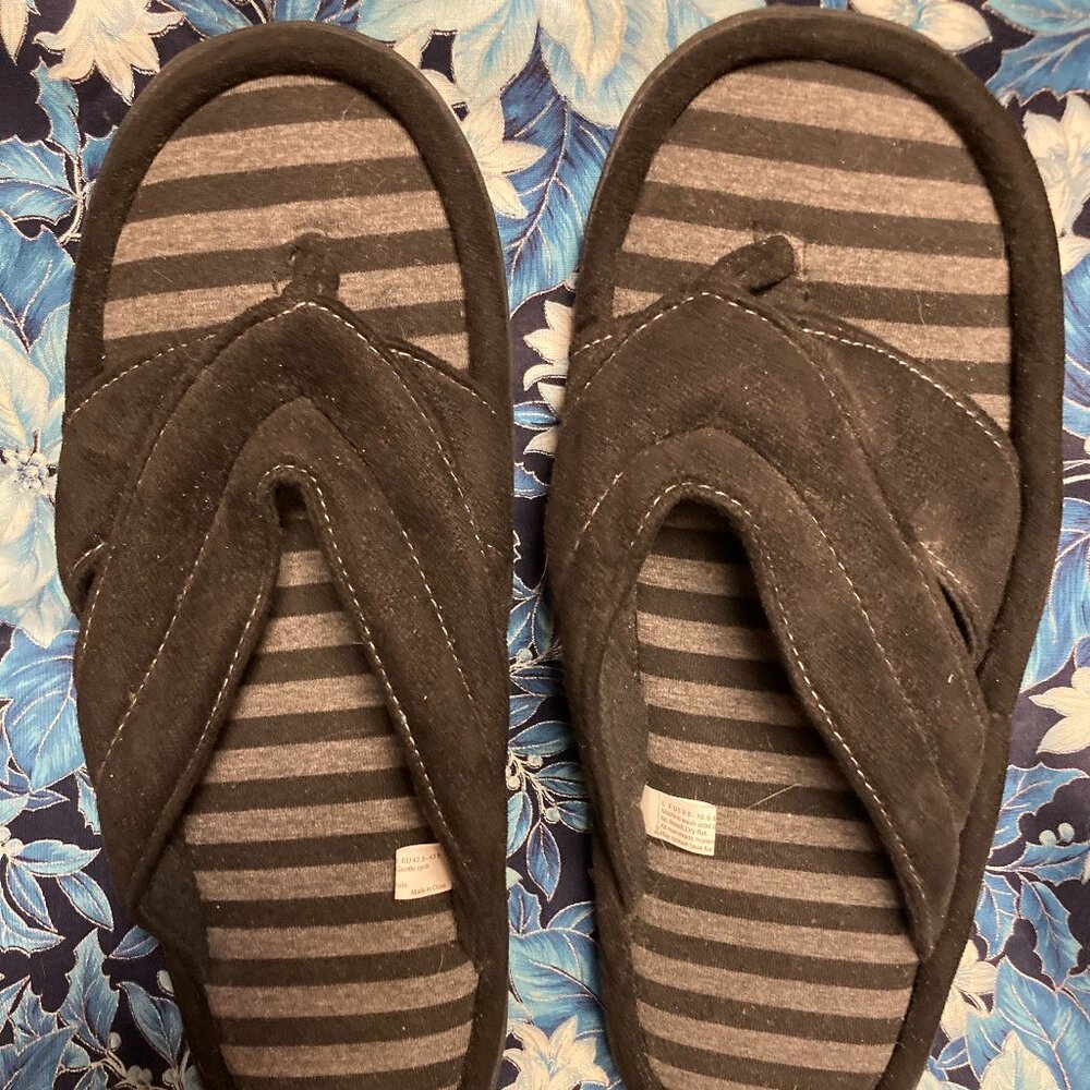 Zizor Men's Stripe Flip Flop Slipper with Memory Foam size US 9.5- 10.5